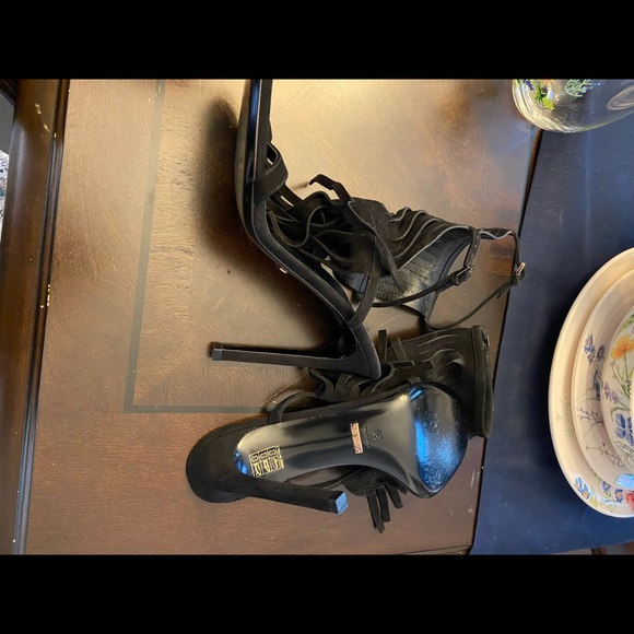 Authentic Gucci fringe sandal - Picture 3 of 5